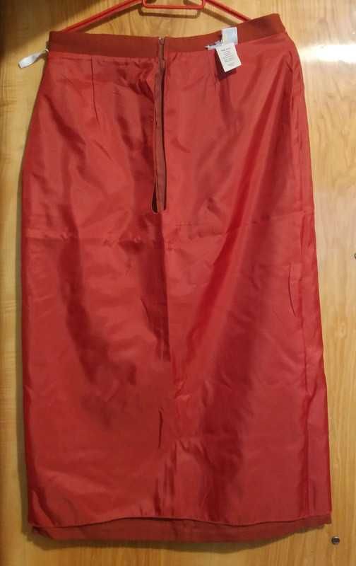 Piękna długa czerwona elegancka spódnica