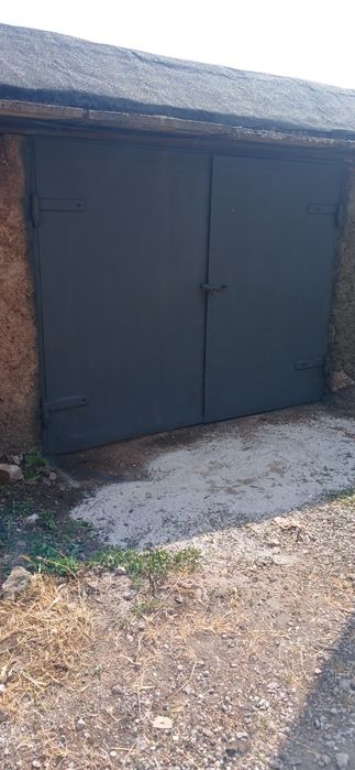 Продам гараж в районі 95 кварталу.