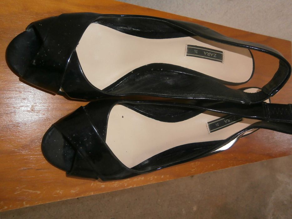 sandália preta marca zara