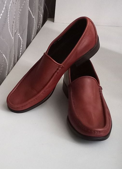 Jones Bootmaker,Британия