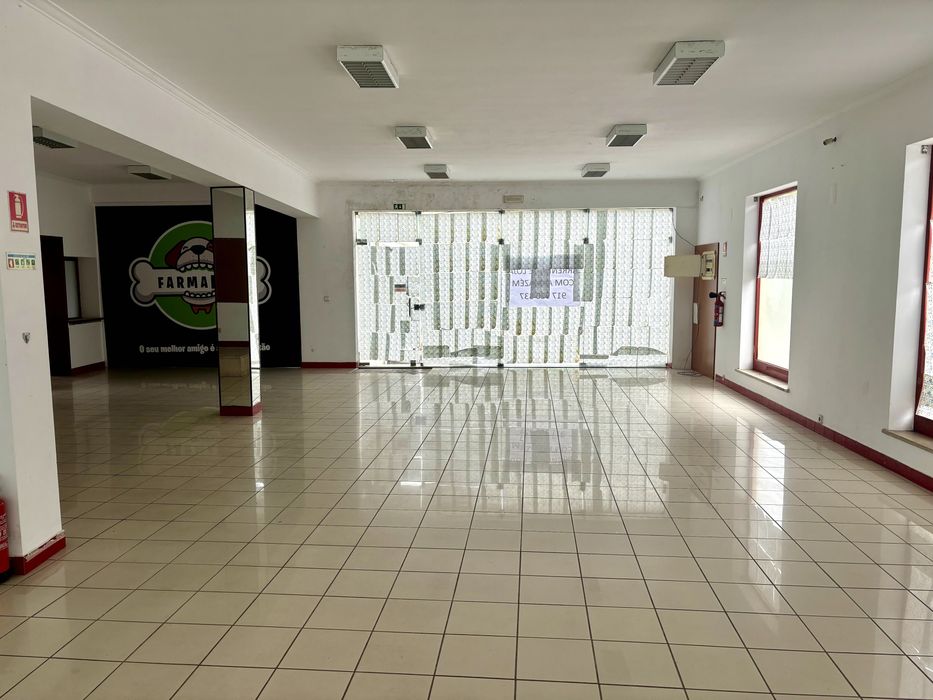 Arrenda-se Loja com Armazém