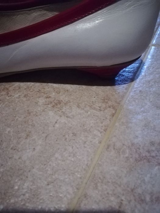 Sapatos vermelho e branco