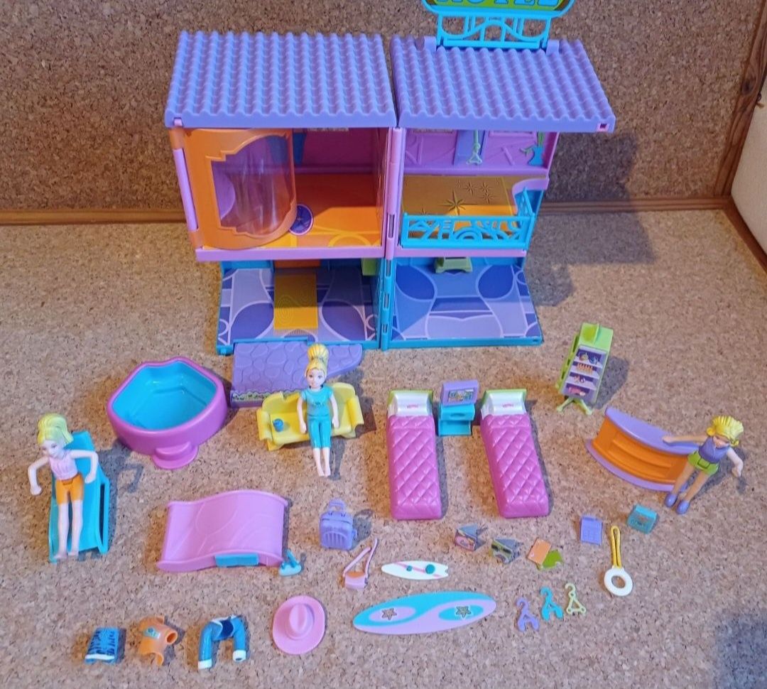 Polly pocket hotel/casa + bonecas + mobílias + piscina + roupas e aces