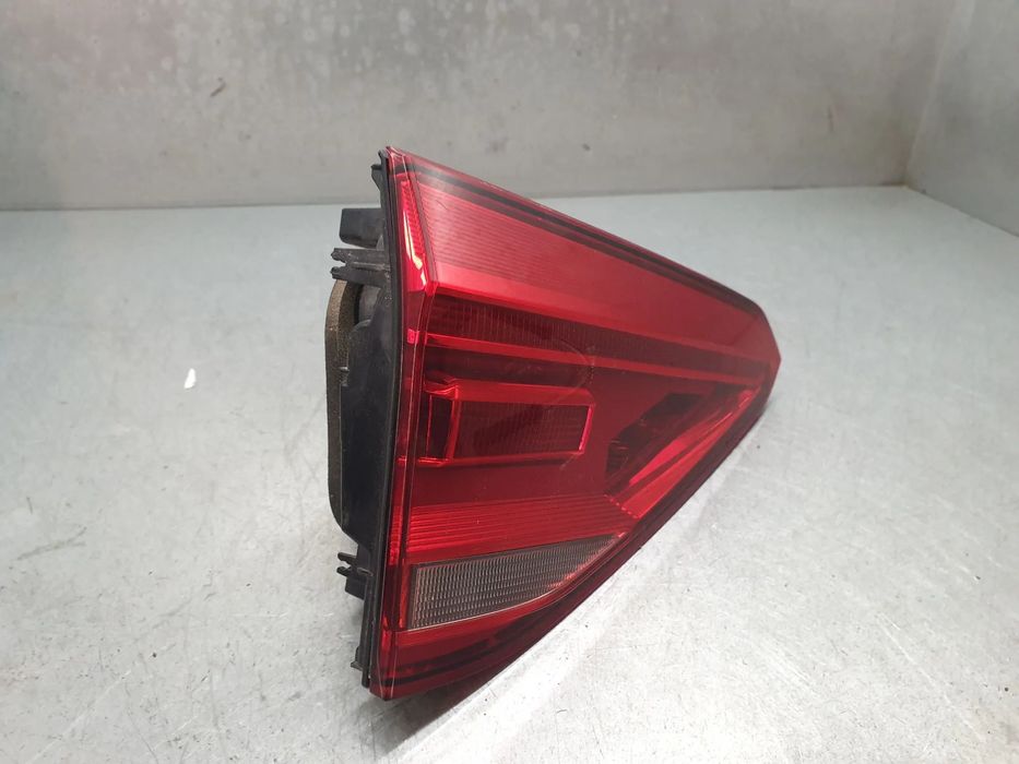 Farolim da mala esquerdo VOLKSWAGEN Touran (5T)
