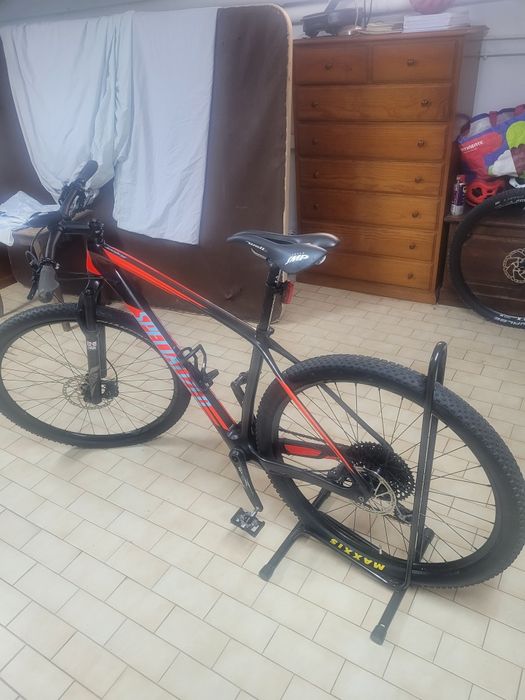 Vendo bike SPECIALIZED em carbono e capacete