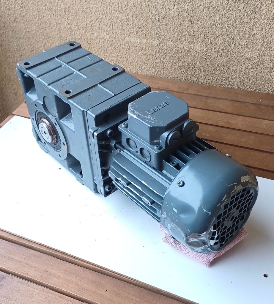 Lenze motoreduktor 0,25 kW 213Nm nieużywany silnik przekładnia ślimako