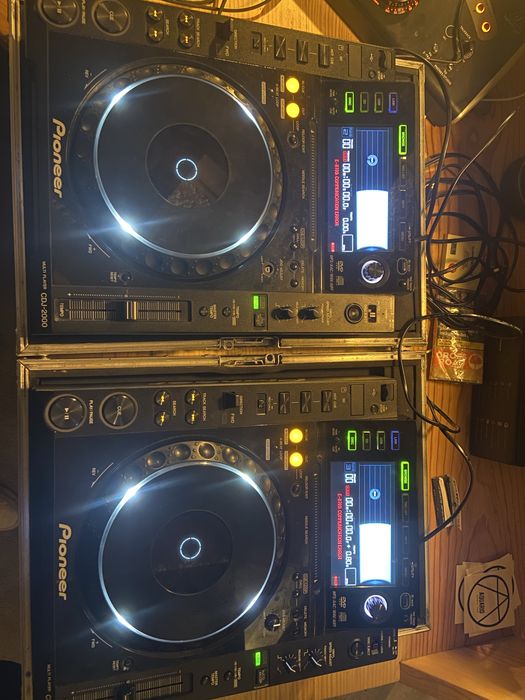 CDJs 2000 com flight cases incluidas (ler descrição)