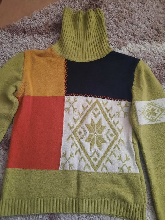 Женский стильный свитер.