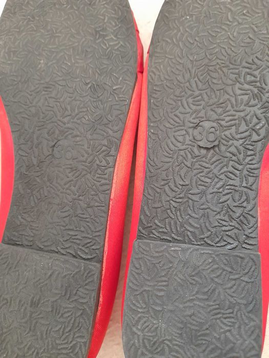 Sabrinas vermelhas de cetim