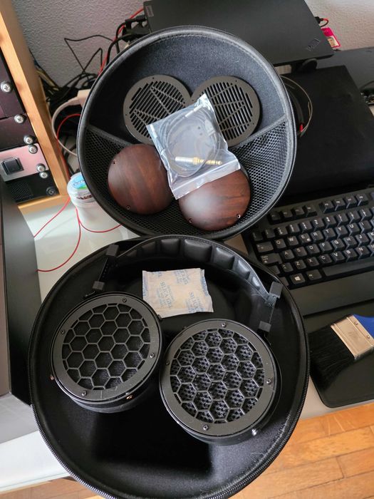 MONOLITH M1060C Planar Magnetic Closed Back headphones