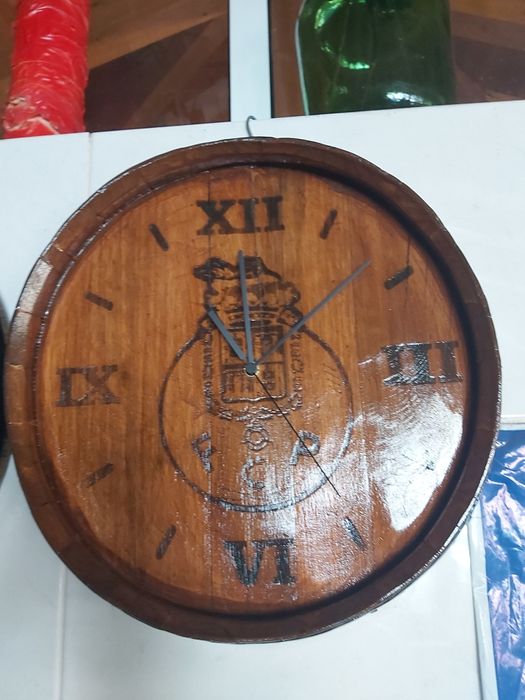 Relogio feito de tampo de barril