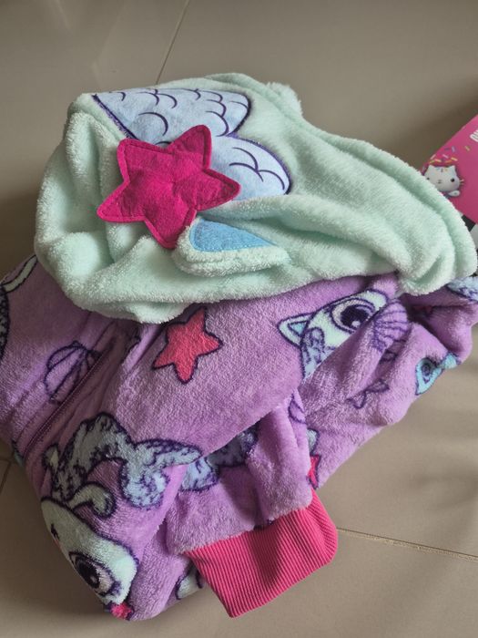 Onesie nowe Koci domek Gabi piżama kombinezon 122 128

Kolorowy i w