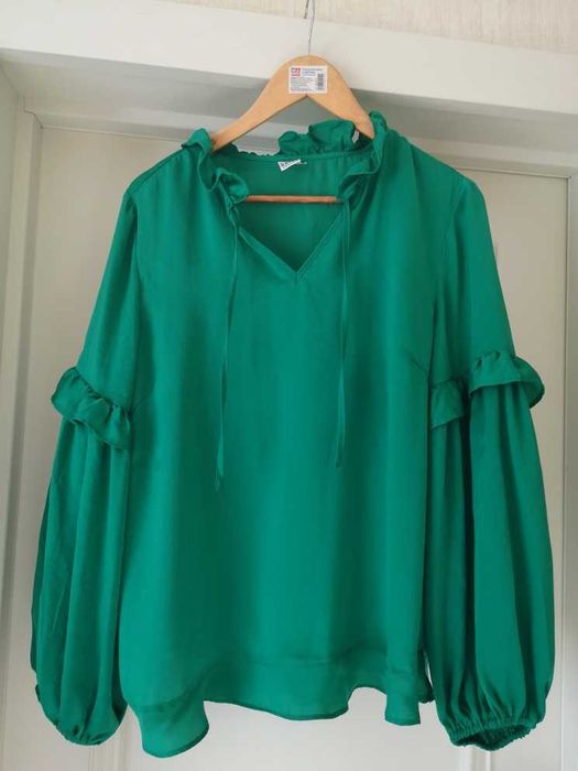 Жіноча яскраво- зелена блуза.