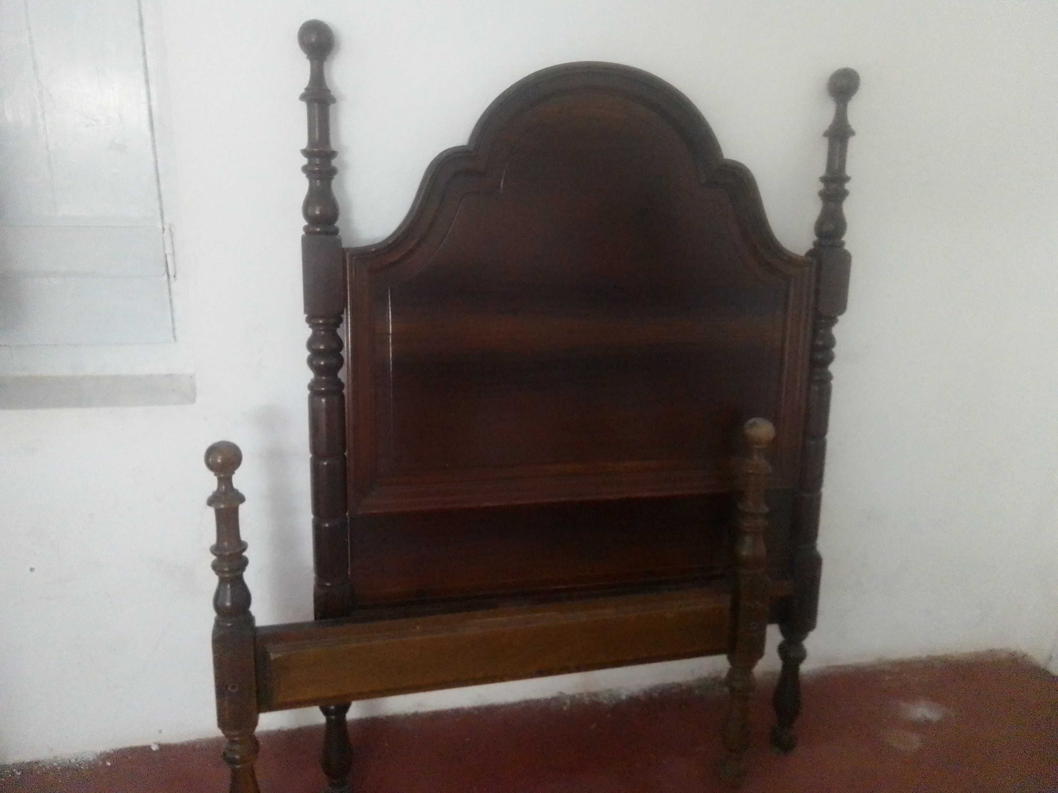 Cama de madeira, com estrado.