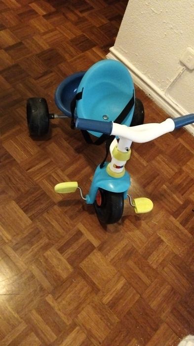 Triciclo criança com o sistema para passear empurrar