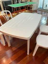 Mesa e cadeira de resina (plastico) branca