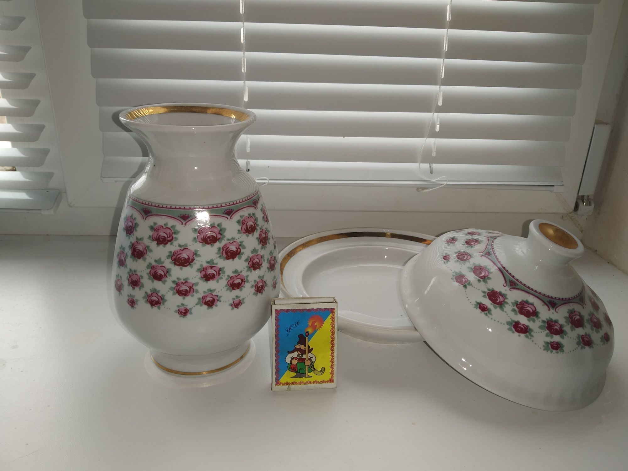 Набор Фарфоровая ваза,  маслёнка и тарелки