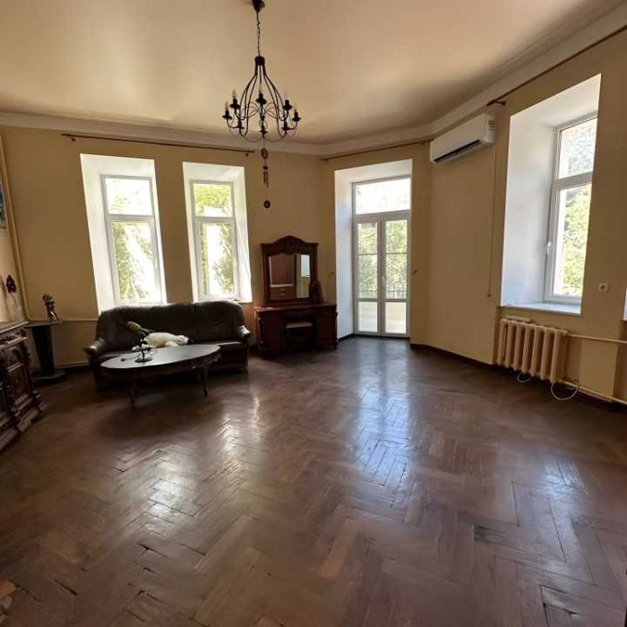 Продається простора квартира в історичному центрі міста