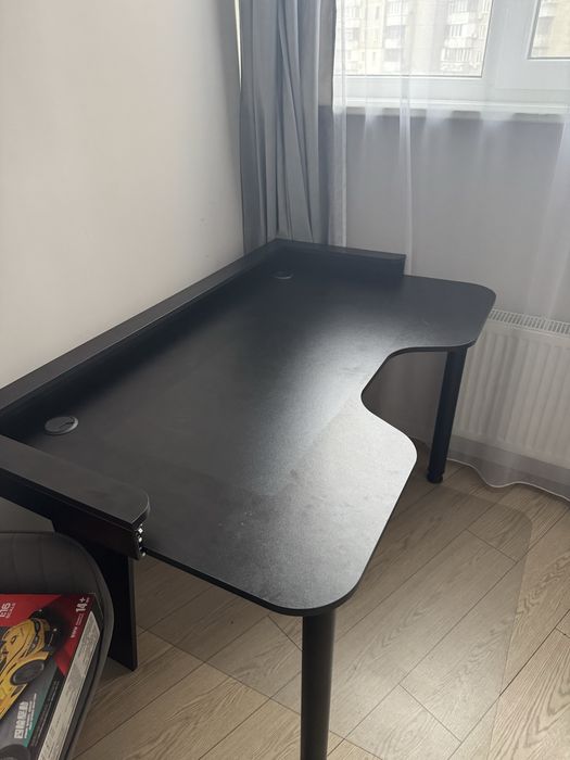 Ігровий/компютерний стіл