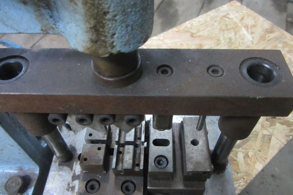 Prasa do wycinania w blachach i plastikach