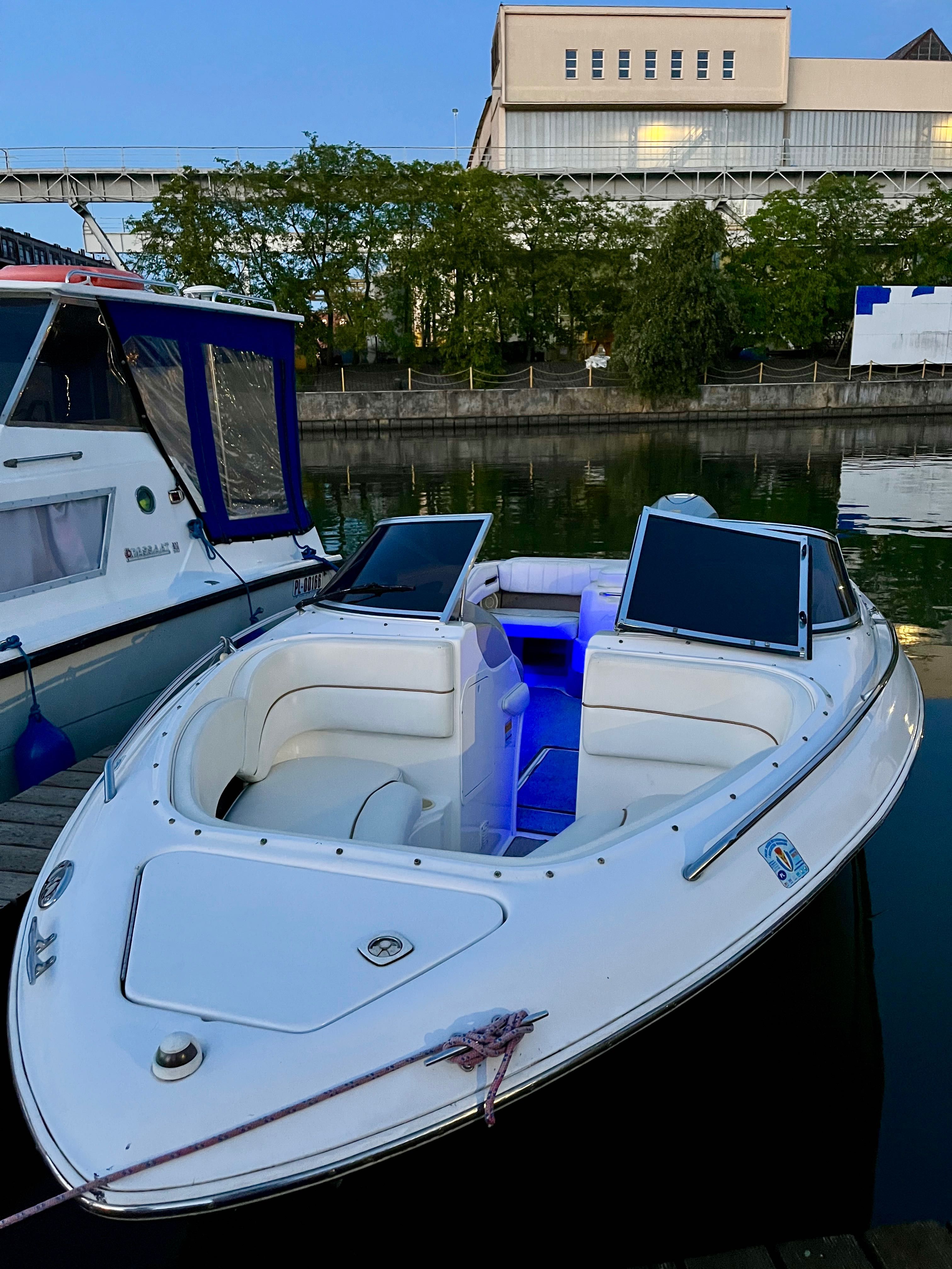 Łódź motorowa SEA RAY 210 Bowrider z silnikiem Honda 225