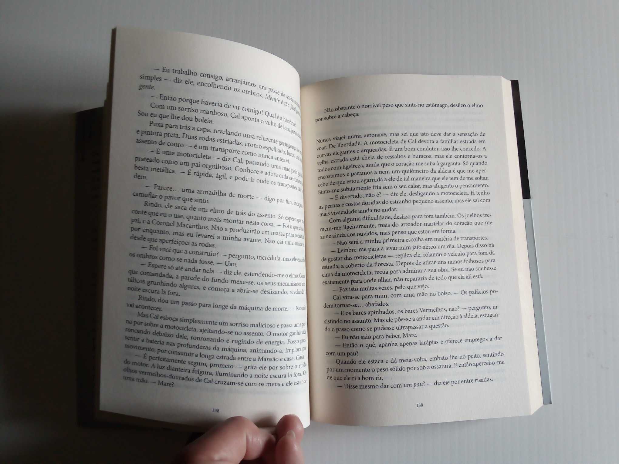 Livro "A Rainha Vermelha", de Victoria Aveyard