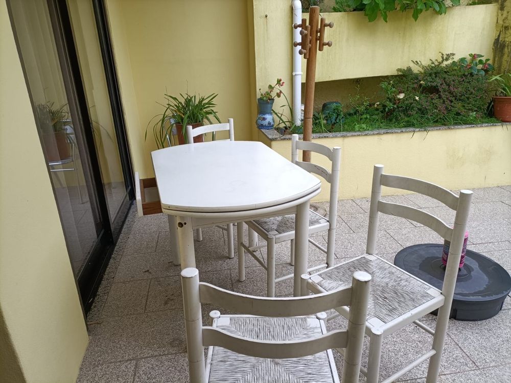 Conjunto mesa e 4 cadeiras