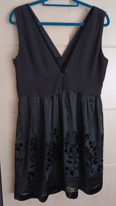 Sukienka marki H&M czarna rozmiar XL wzór kawiaty