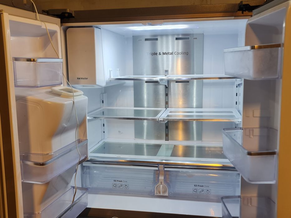 Холодильник Samsung з дистрибутором води та льоду