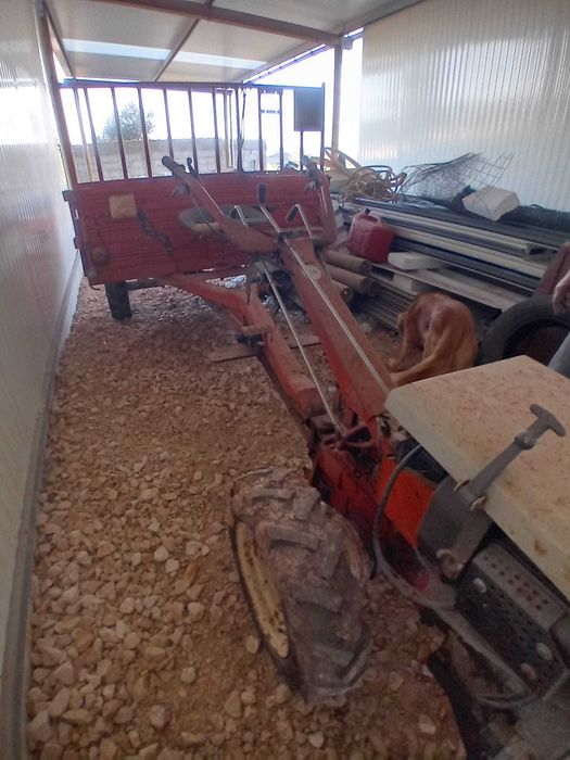 Trator  tração às 4 motor de arranque que pega na chave e documentação