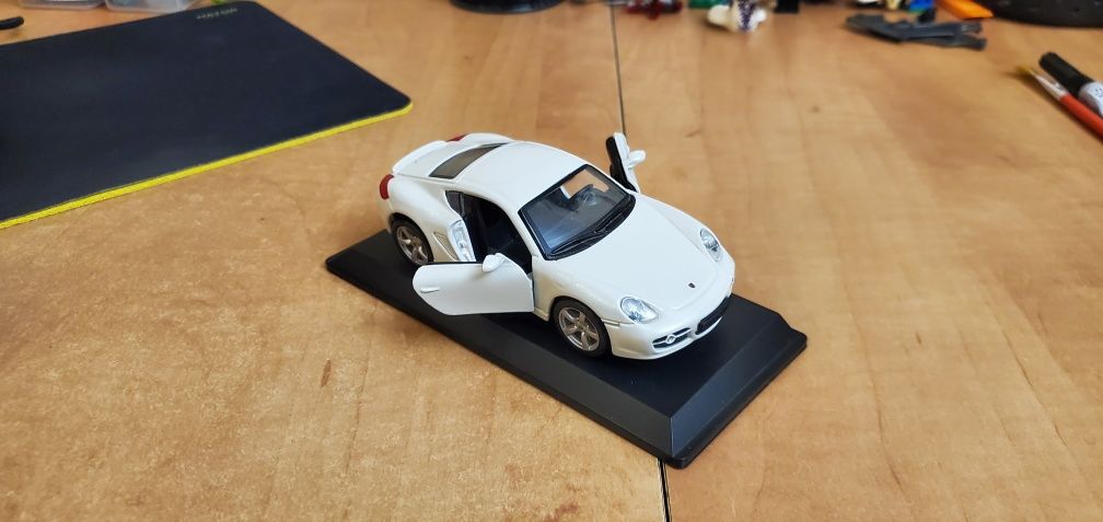 Модель машини urago porshe cayman