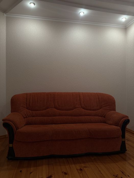 Продам розкладний диван з двома кріслами.