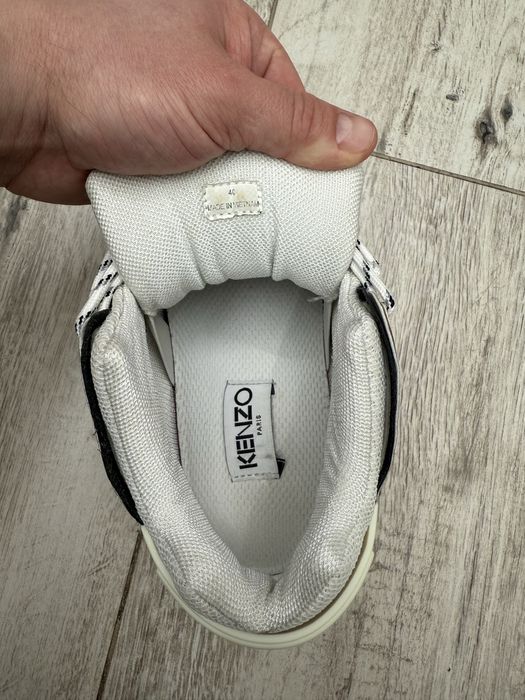 Снікери Kenzo.