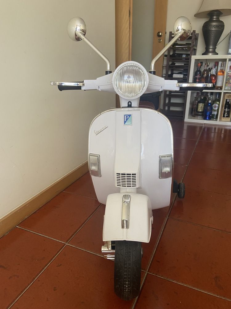 Mota Vespa eletrica para criança