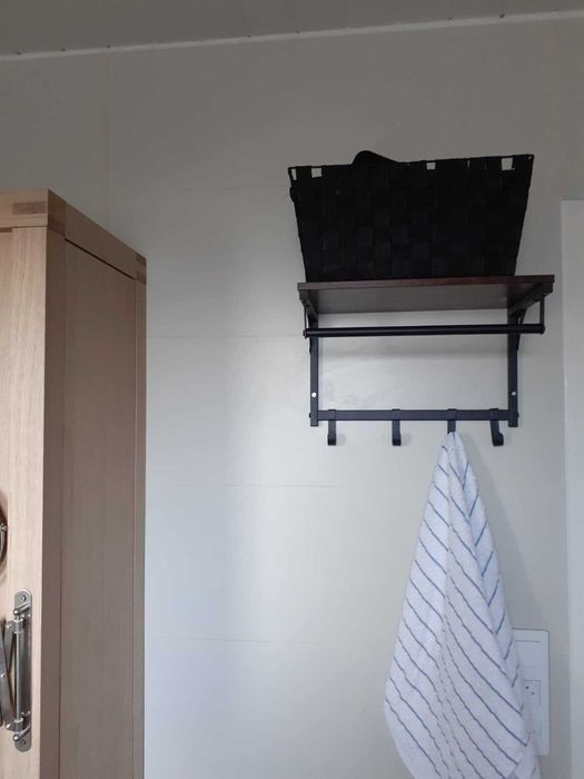 Loftowy czarny rustykalny z haczykami do powieszenia dom