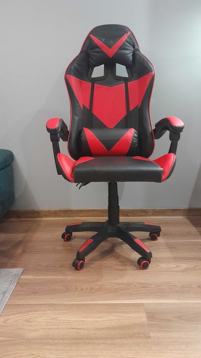 Fotel gamingowy czerwono-czarny.