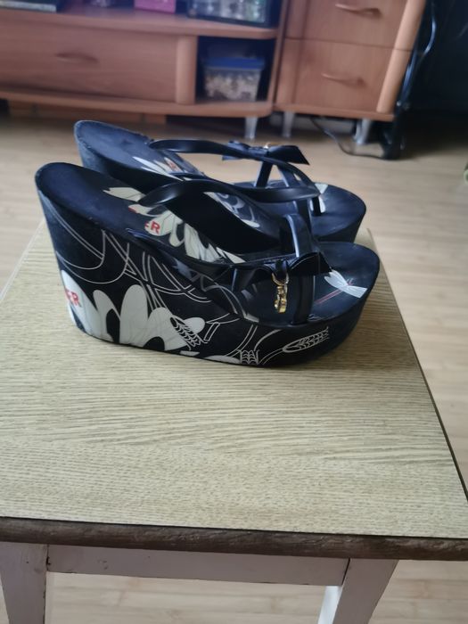 Продам в'єтнамки на високій танкетці