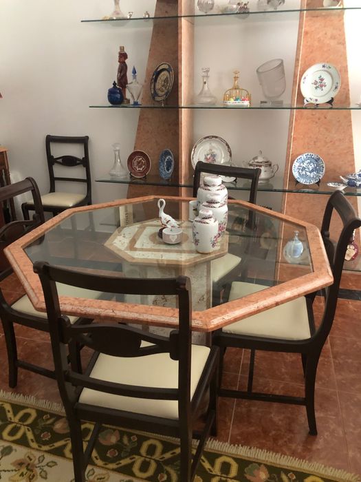Mesa e móvel de vidro e pedra de cor beje e salmão mais 6 cadeiras