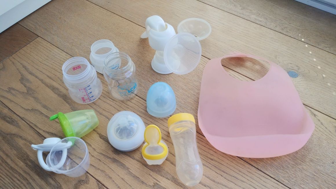 Zestaw butelek dla niemowlaka + odciągacz mleka + śliniak