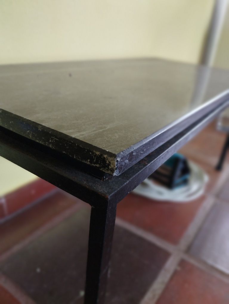 Mesa pequena  de marmore de cor escura