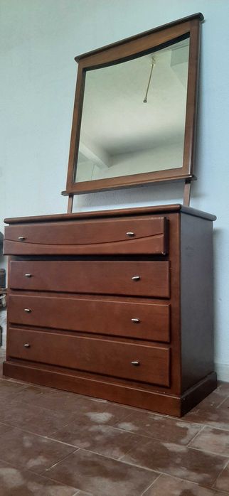 Cómoda em madeira com espelho
