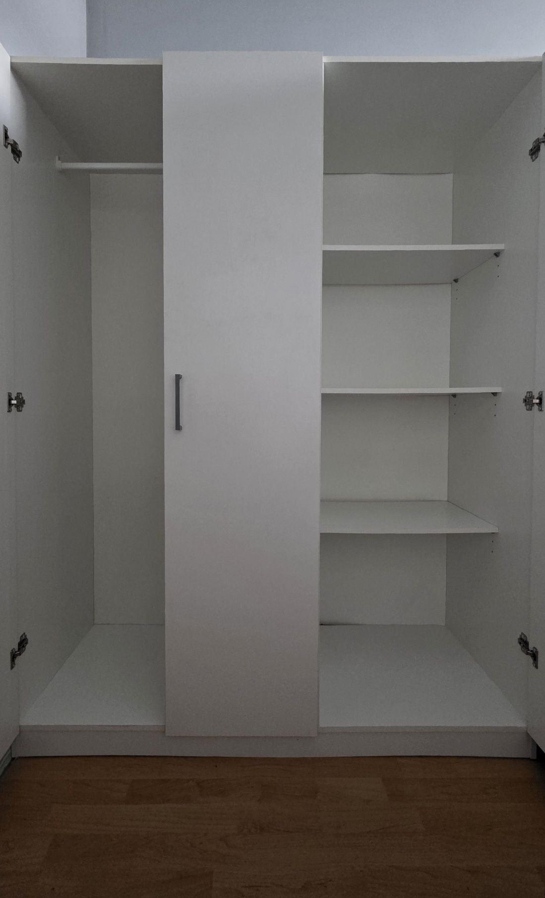 Biała szafa trzydrzwiowa IKEA Dombas