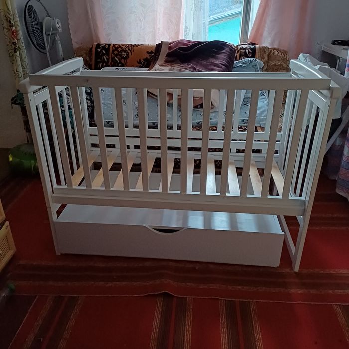 Дитяче ліжко з гойдаючим механізмом