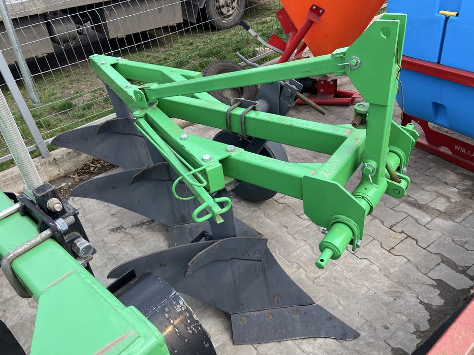 Плуг 3 корпусний , є доставка