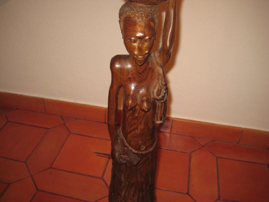 Artesanato africano,estatueta 80cms,mulher madeira maciça(NOVA)