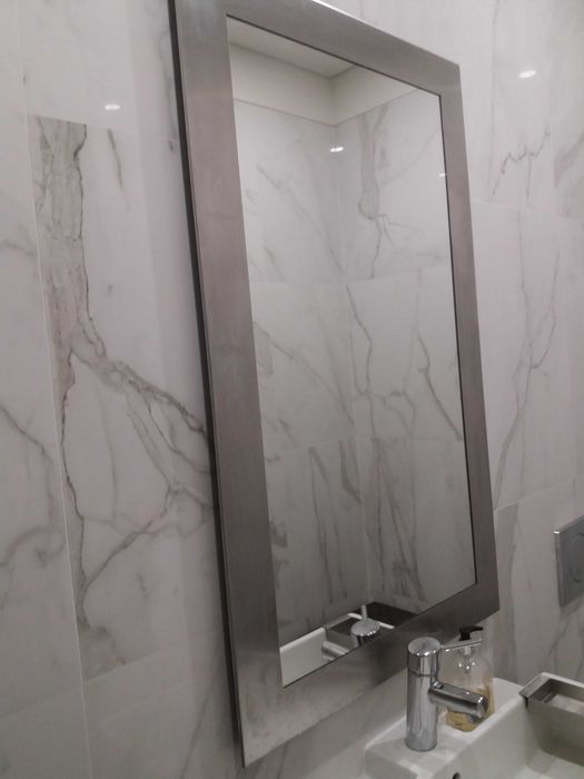 Espelho com moldura em inox