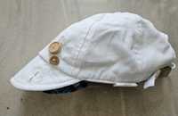 Biała czapeczka z daszkiem chłopięca obw 46-48cm