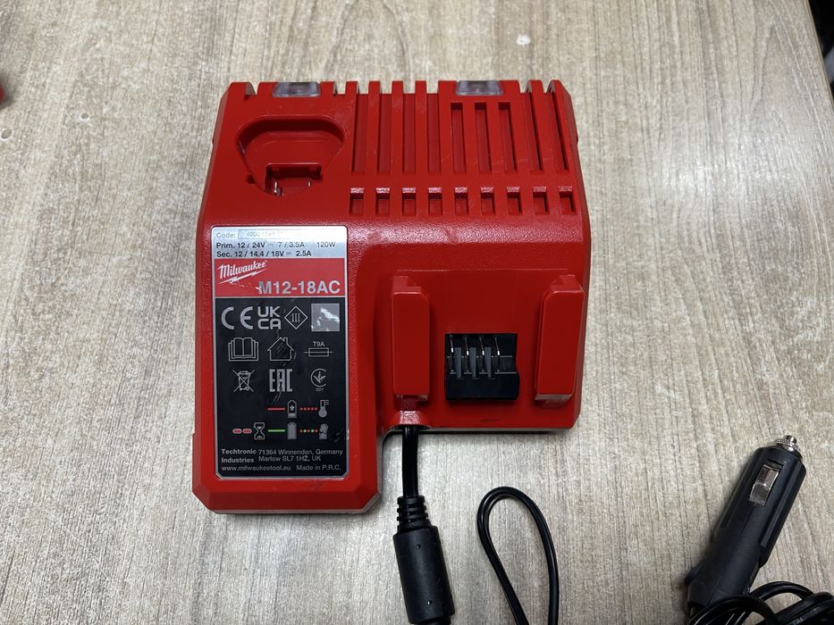 Milwaukee M12-18AC / автомобільний зарядний пристрій Мілвокі