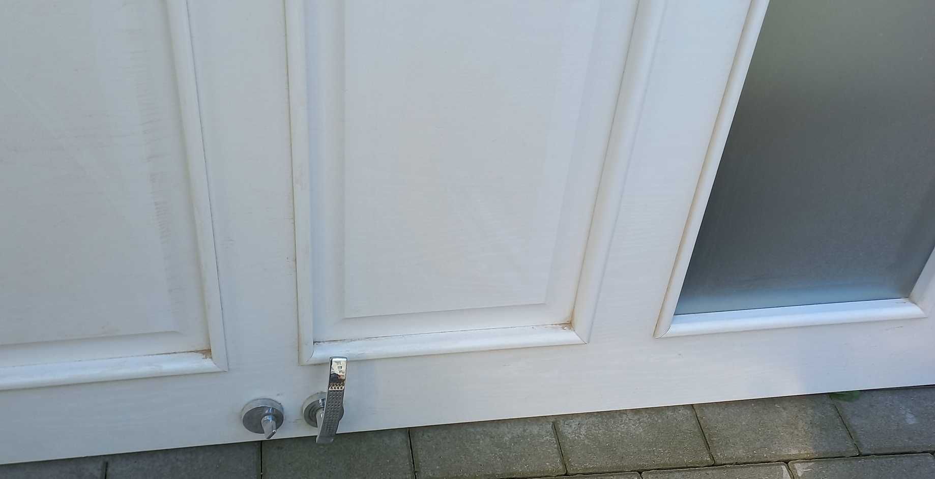 Białe drewniane prawe 80 cm / klamka / wkładka