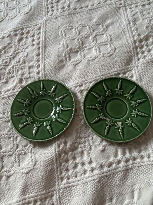 pratos pequenos/ pires bordallo pinheiro, verde com relevo de cenouras